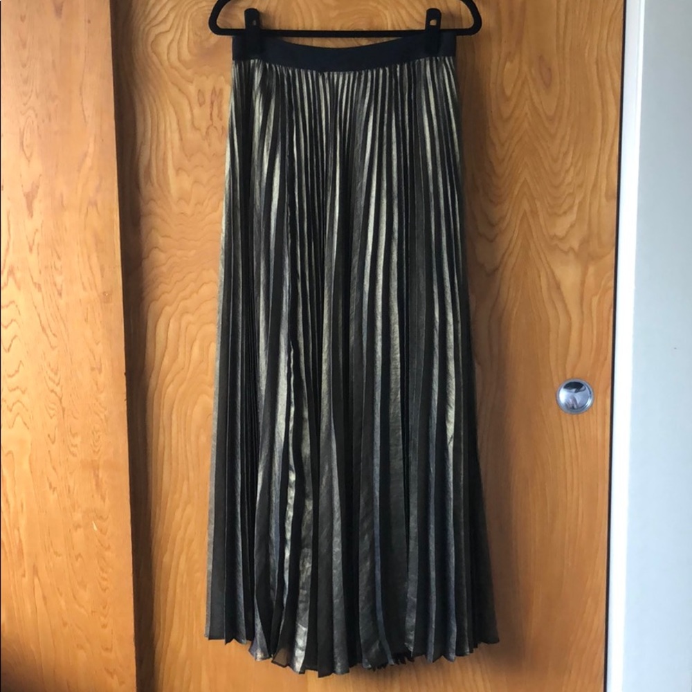 Gorgeous gold accordion pleated skirt